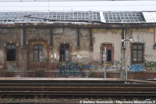  Magazzini presso la stazione di Porta Genova - click to next image