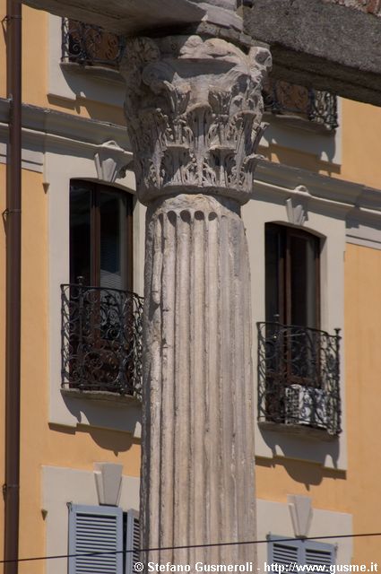  Colonna e finestre corso di Porta Ticinese 22 - click to next image