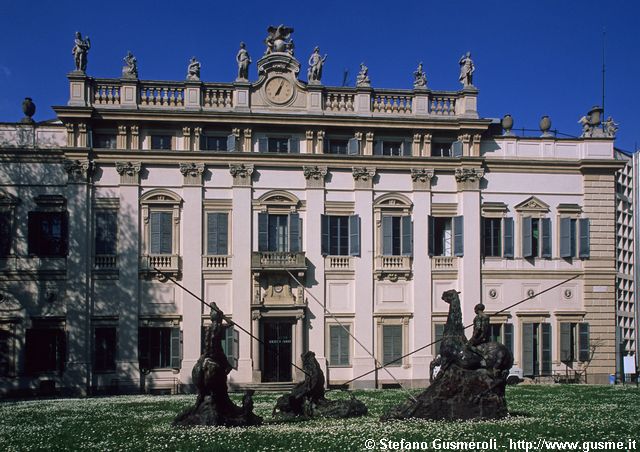  Palazzo Sormani - Fronte verso il giardino - click to next image