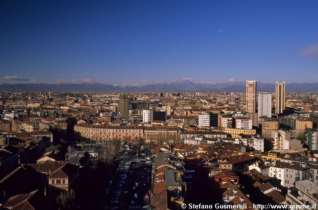  Bastioni di Porta Volta, grattacieli e alpi - click to next image