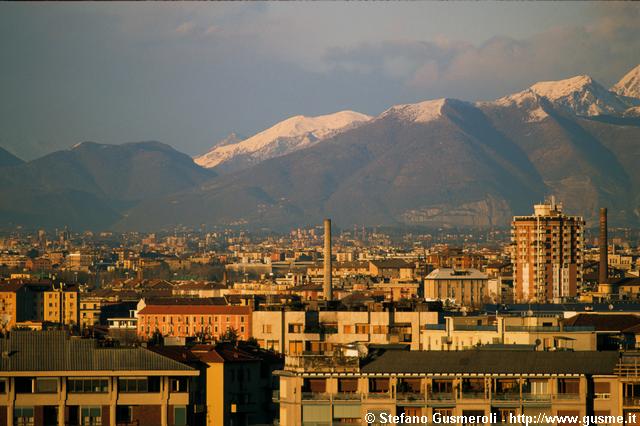  Tetti Melzi d'Eril 26 e 20, ciminiera Branca, Prampolini 3, monti Megna e Cornizzolo - click to next image