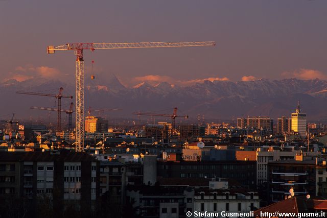  Gru cantiere via Prati, prealpi varesotto, alpi verbano e monte Leone - click to next image