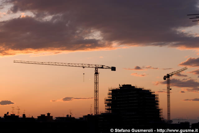  Tramonto sul cantiere di via Prati 10 - click to next image