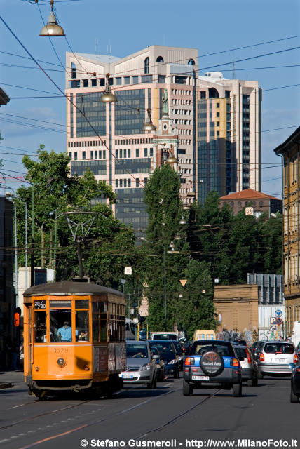  Tram in Procaccini e torri FS Garibaldi - click to next image