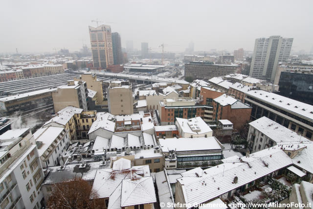  Tetti tra le vie Tazzoli e Quadrio innevati - click to next image