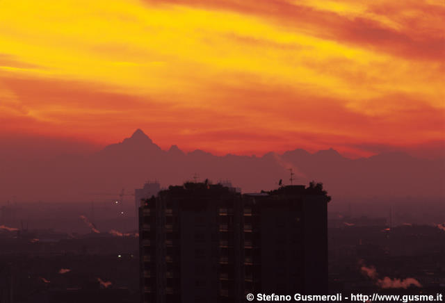  Grattacieli V Alpini e Monviso al tramonto - click to next image