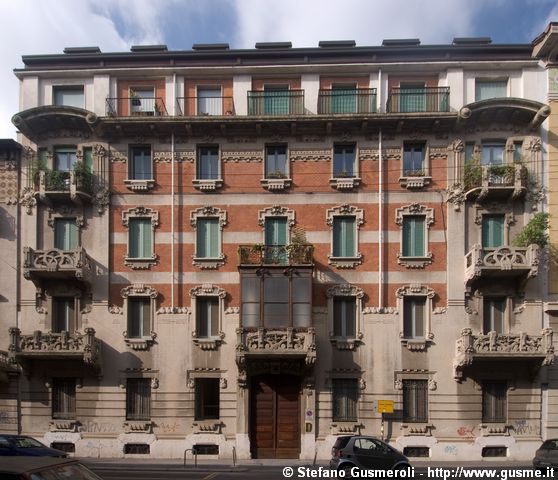  Casa Castelli in via Revere 15 - click to next image