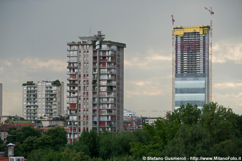  Revere 2 e torre Isozaki in costruzione - click to next image