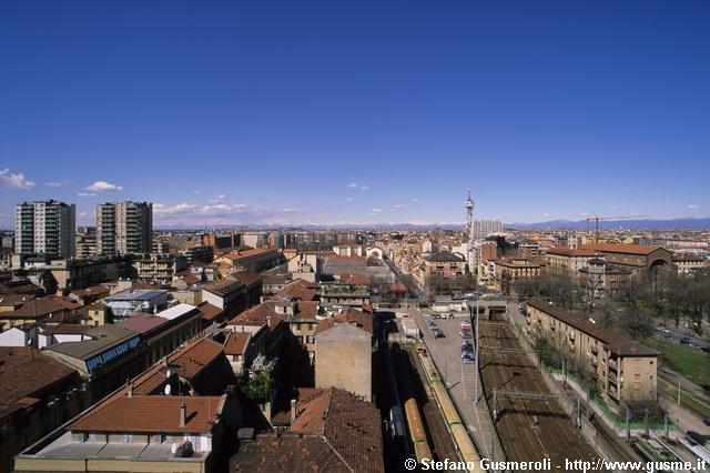  Via Revere e binari ferrovie Nord - click to next image