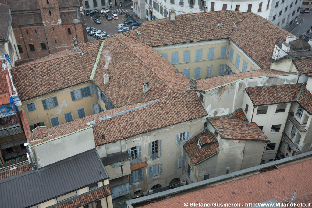  Piazza San Sepolcro 2 - click to next image