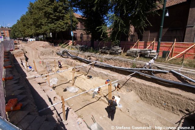  Indagini archeologiche in piazza S.Ambrogio - click to next image