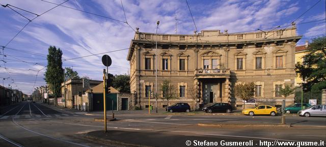  Piazza Santorre di Santarosa (crop) - click to next image