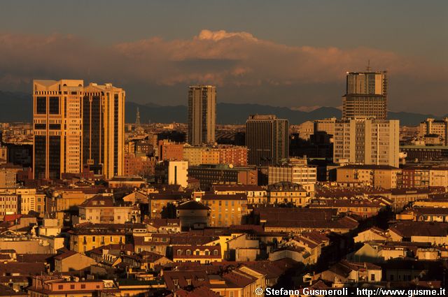  Tetti di via Paolo Sarpi e grattacieli al tramonto - click to next image