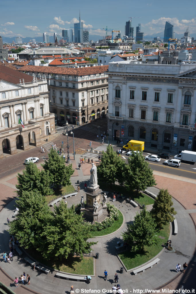  Monumento a Leonardo - click to next image