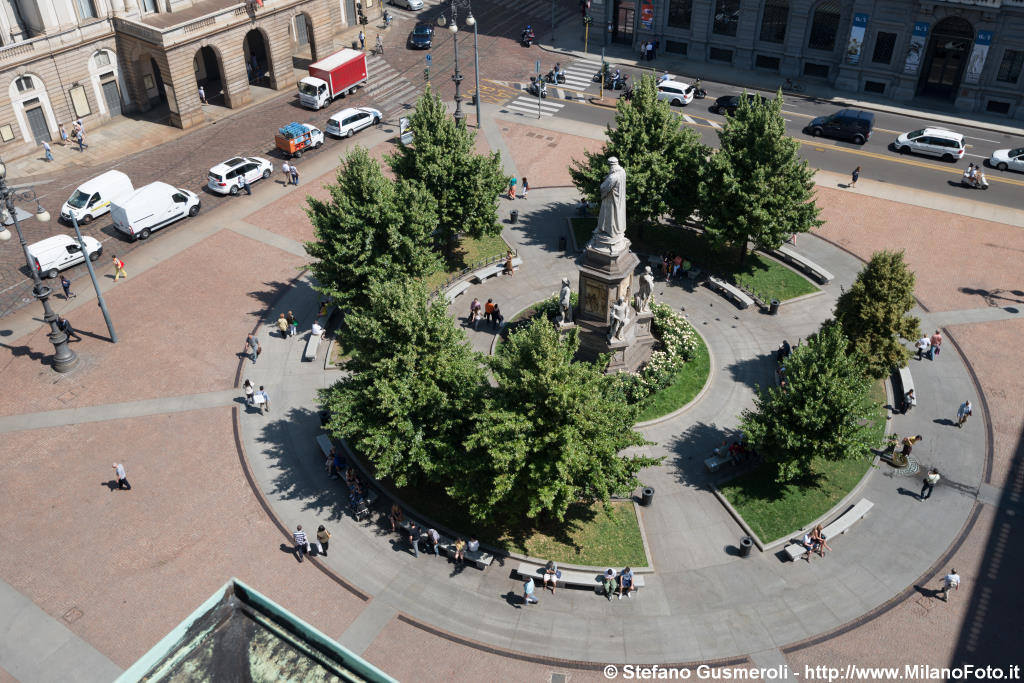  Monumento a Leonardo - click to next image