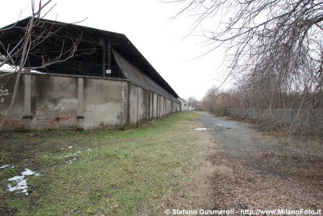  Fronte verso la ferrovia - click to next image