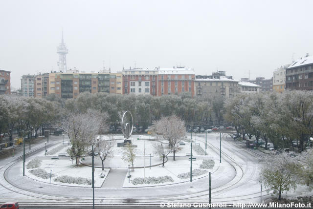  Piazza Sei Febbraio innevata - click to next image