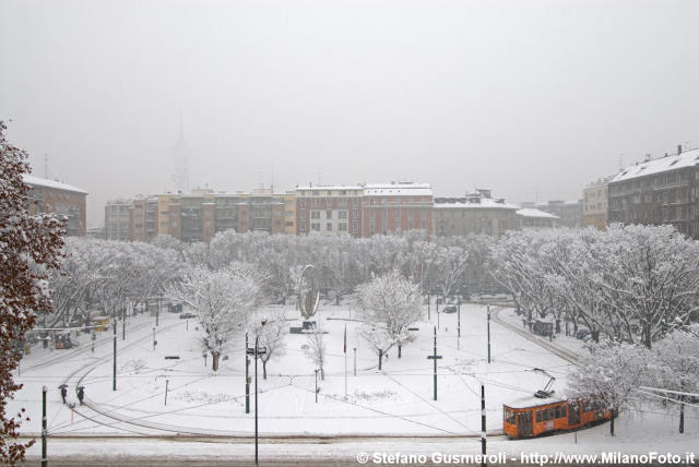  Piazza Sei Febbraio innevata - click to next image