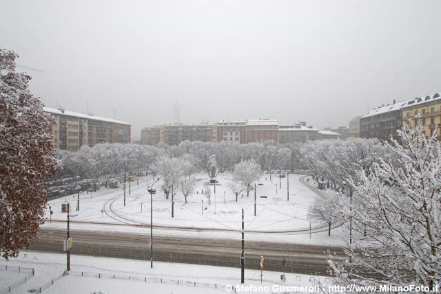  Piazza Sei Febbraio innevata - click to next image