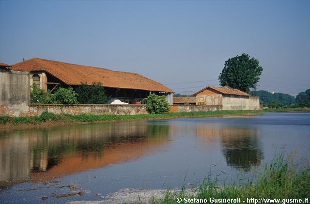  La cascina Selvanesco tra le risaie - click to next image