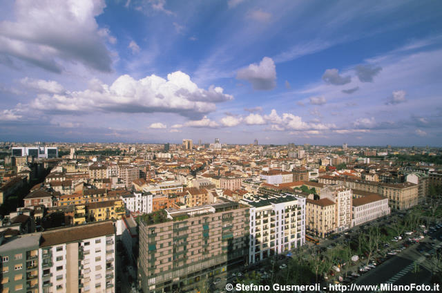  Panorama sugli edifici pari di Corso Sempione - click to next image