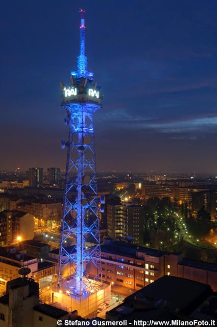  Torre RAI illuminata - click to next image