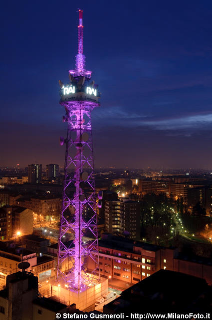  Torre RAI illuminata - click to next image