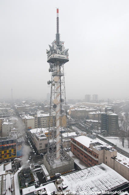  Torre RAI sotto a una nevicata - click to next image