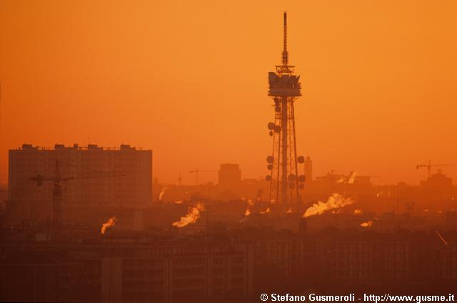  Corso Sempione 33 e torre RAI all'alba - click to next image