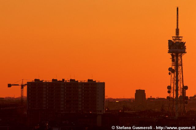  Corso Sempione 33 e torre RAI all'alba - click to next image