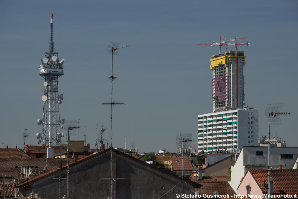  Tetti, torre RAI, Sempione 33 e torre Isozaki - click to next image