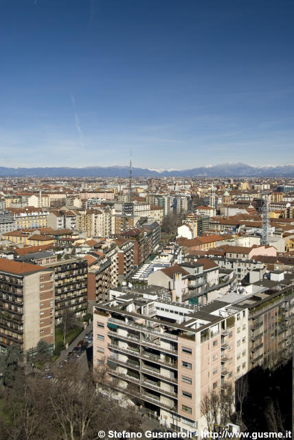  Casa Rustici e panorama su Milano - click to next image