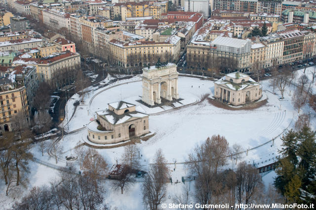  Piazza Sempione innevata - click to next image