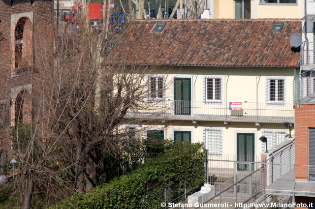  Edificio senza civico in via Sommacampagna - click to next image