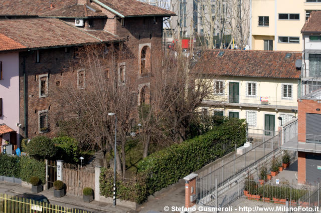  Edificio senza civico in via Sommacampagna - click to next image