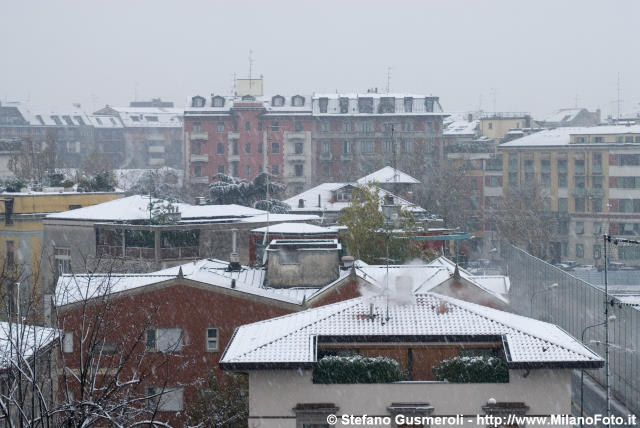  Tetti di via Spinola sotto la nevicata - click to next image