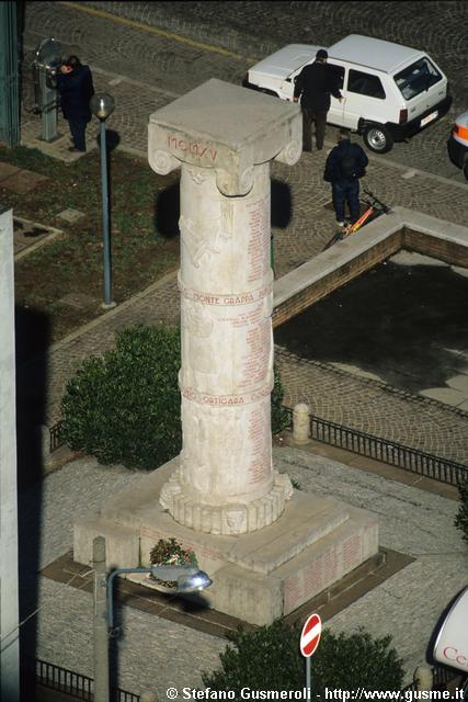  Monumento ai Caduti in piazza Stovani - click to next image