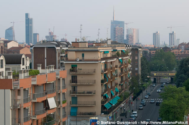  Viale Suzzani e skyline - click to next image