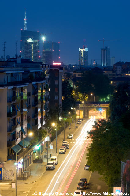  Viale Suzzani notturno - click to next image