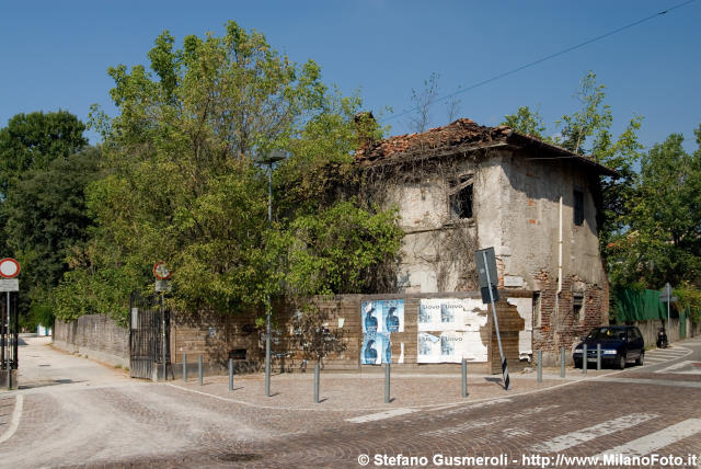  Edificio tra viale Affori e via Taccioli - click to next image