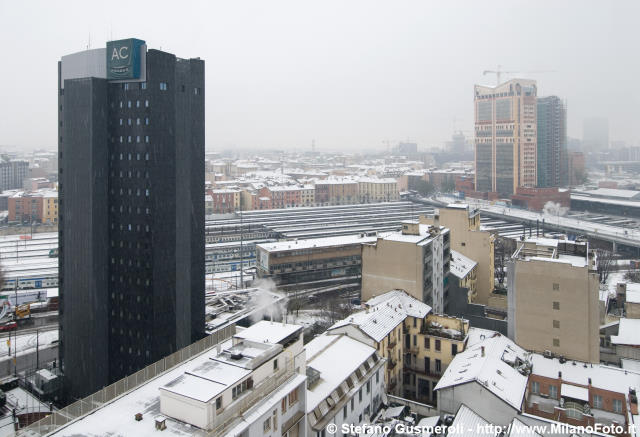  AC Hotel sotto la nevicata - click to next image