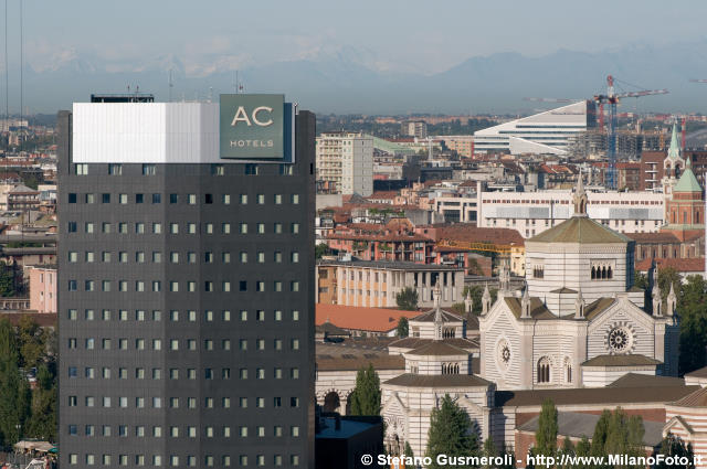  AC Hotel e famedio Cimitero Monumentale - click to next image