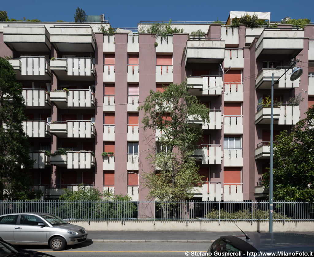  Viale Teodorico 21 - Fronte su via Val Vigezzo - click to next image