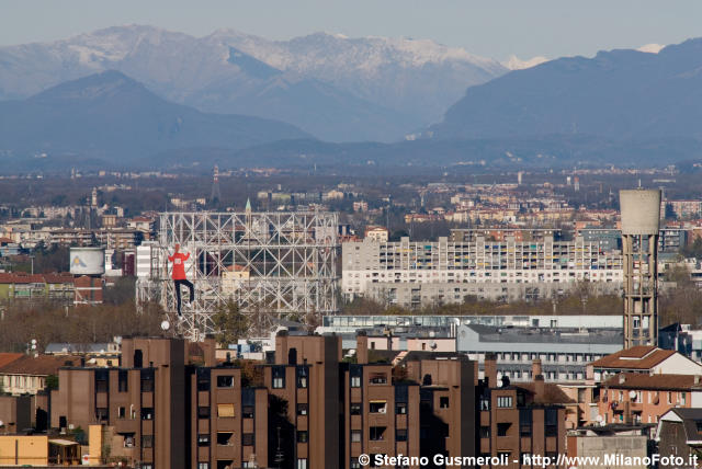  Tolentino 2, gasometro Bovisa e monte Gradiccioli - click to next image