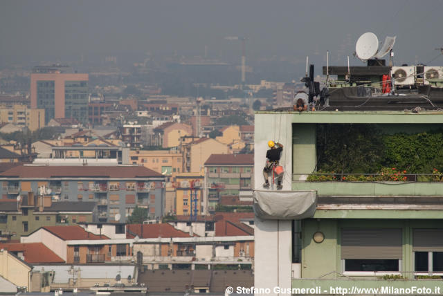  Intervento di edilizia acrobatica su Trebazio 1 - click to next image