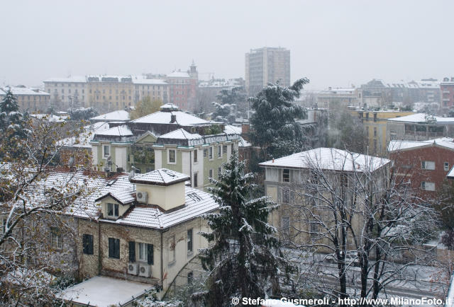  Tetti di via Vegezio sotto la nevicata - click to next image