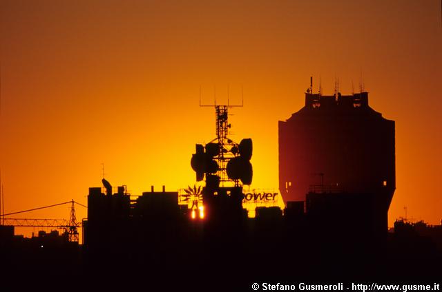  Alba dietro il palazzo Enel e la torre Velasca - click to next image