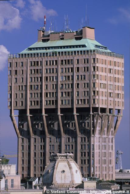  Cupola palazzo Meroni e torre Velasca - click to next image