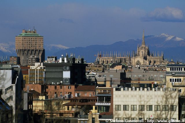  Torre Velasca, Duomo e monte Generoso - click to next image