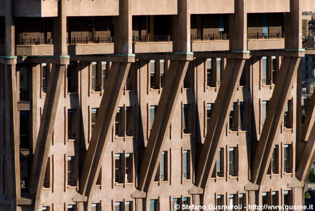  Il balcone del 18esimo piano della Velasca - click to next image